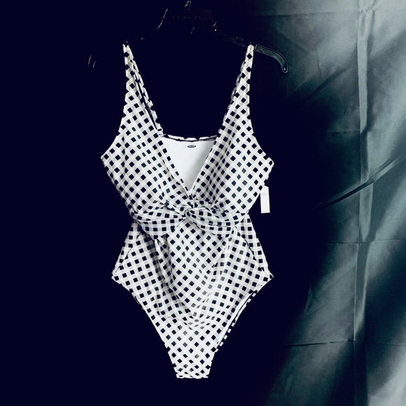 NWT Old Navy swimsuit - Picture 1 of 2